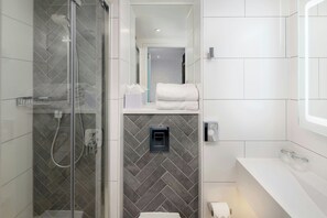 Shower, designer toiletries, hair dryer, towels - Four Points Flex by Sheraton London Shoreditch East (London)