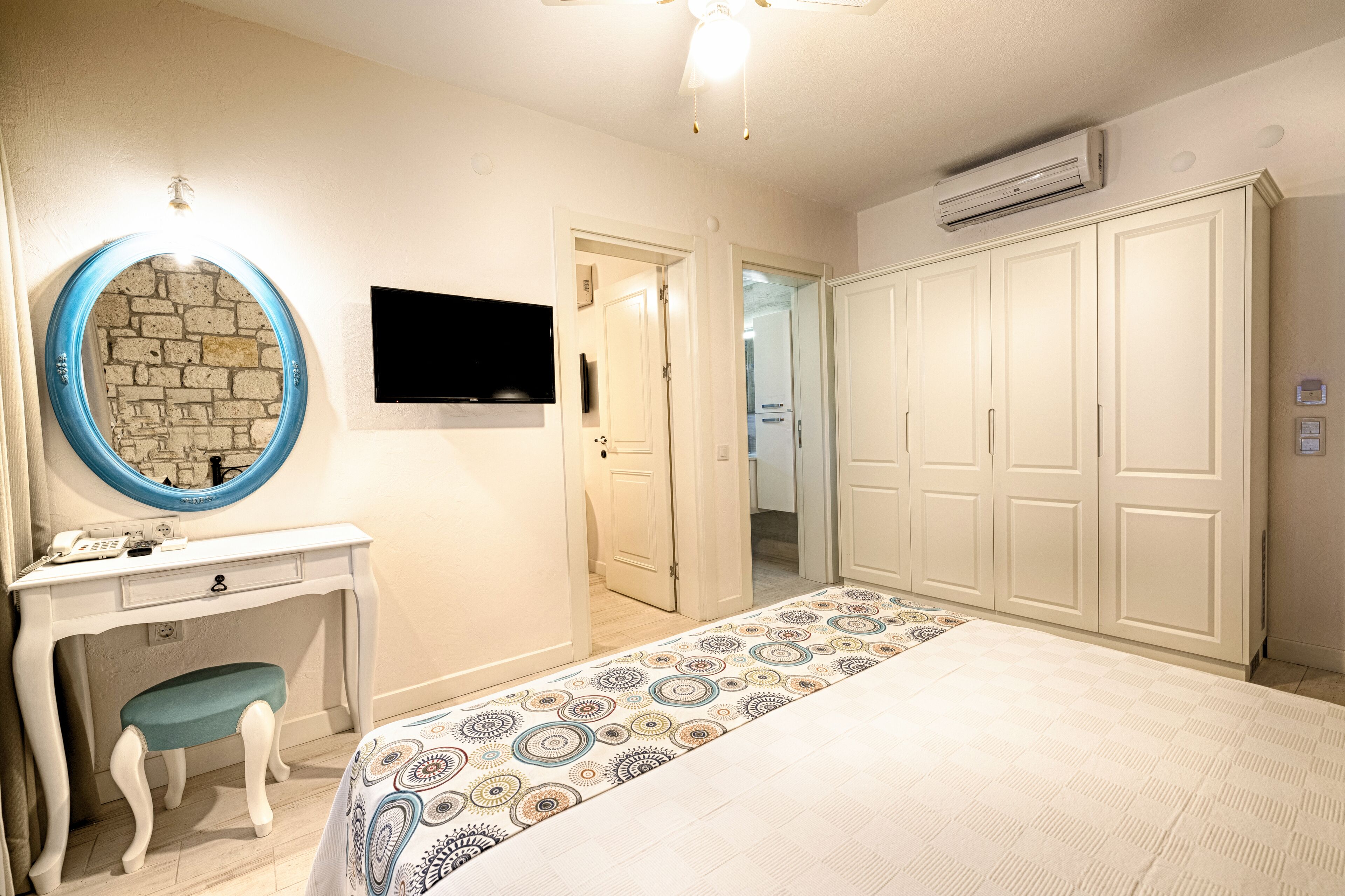 1+1 deluxe suite on the garden floor - 1 queen bed and 2 single beds | view from room