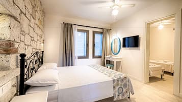 1+1 Deluxe Suite on the Garden Floor - 1 queen bed and 2 single beds | Egyptian cotton sheets, premium bedding, minibar, in-room safe