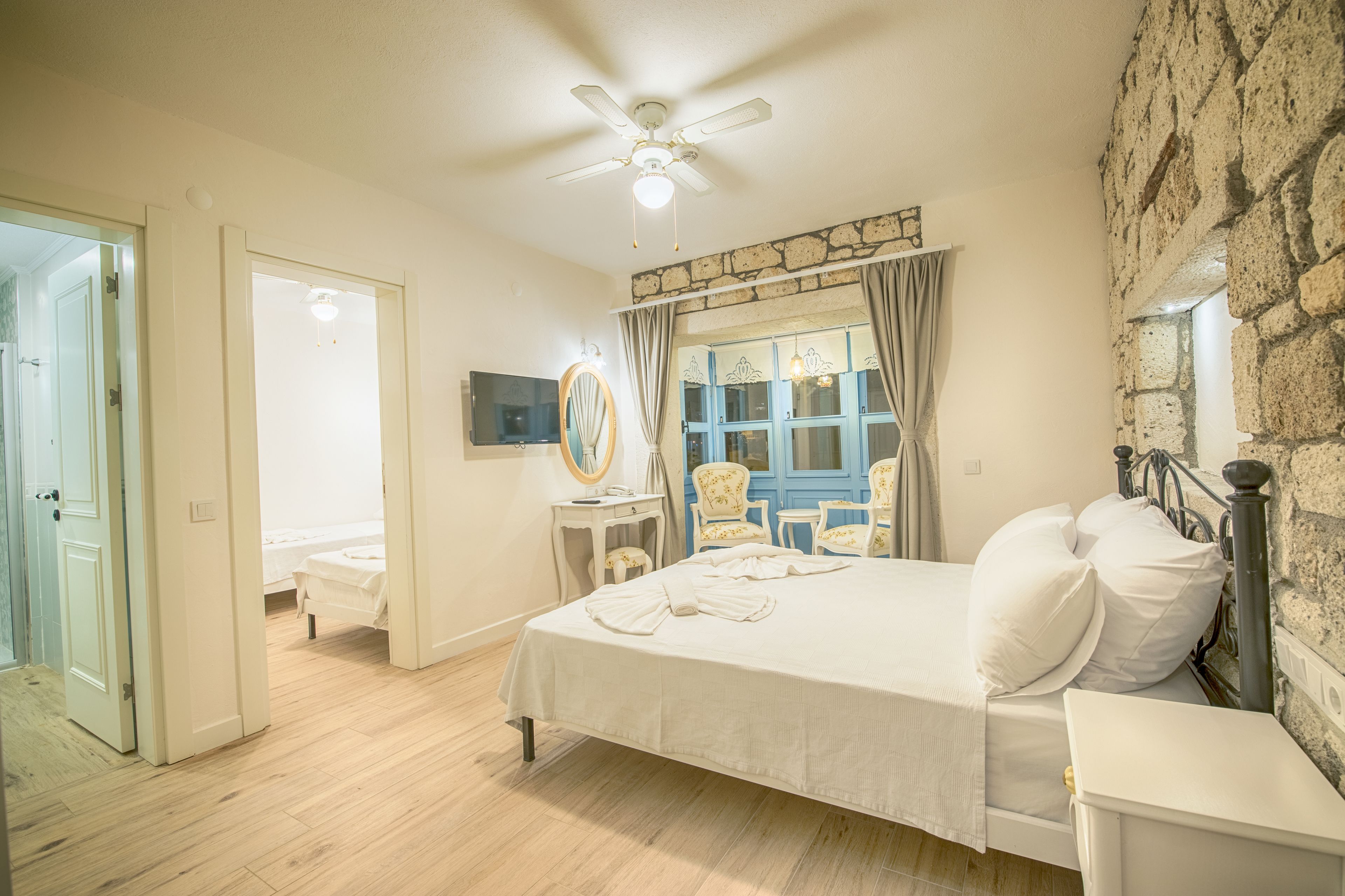 1+1 suite with bay & balcony - 1 queen bed and 2 single beds | view from room