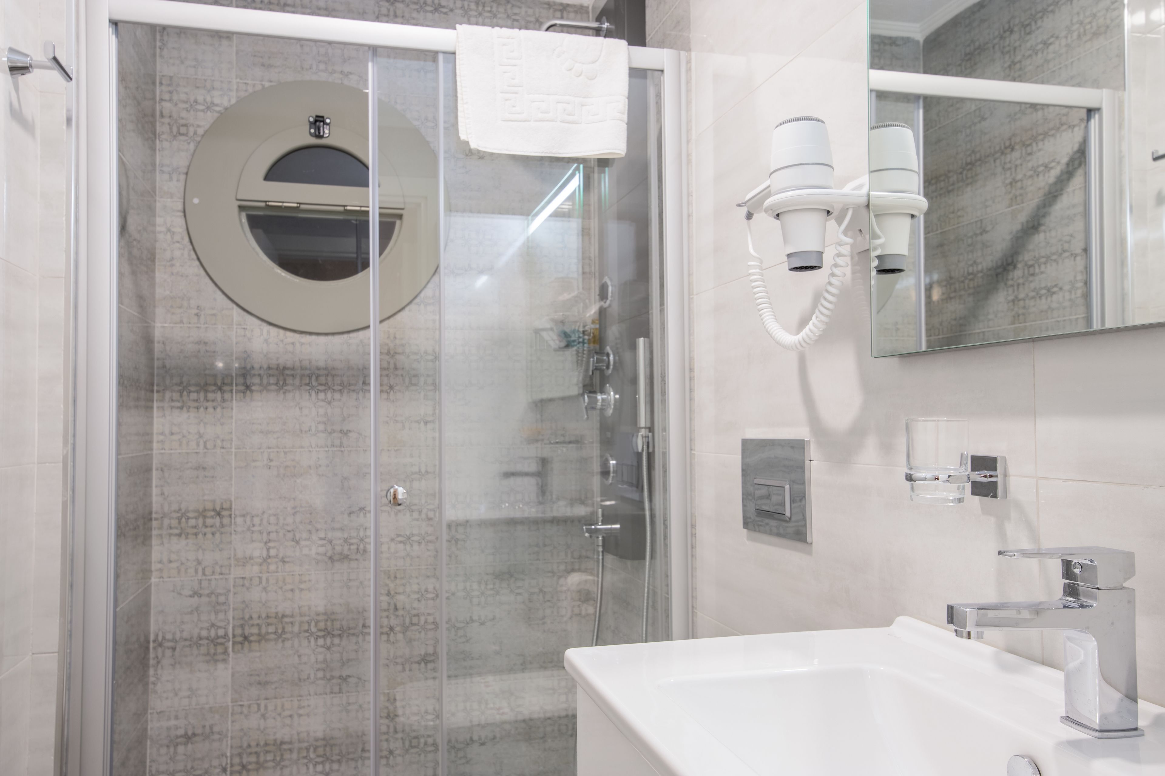 1+1 suite with bay & balcony - 1 queen bed and 2 single beds | bathroom | shower, free toiletries, hair dryer, slippers