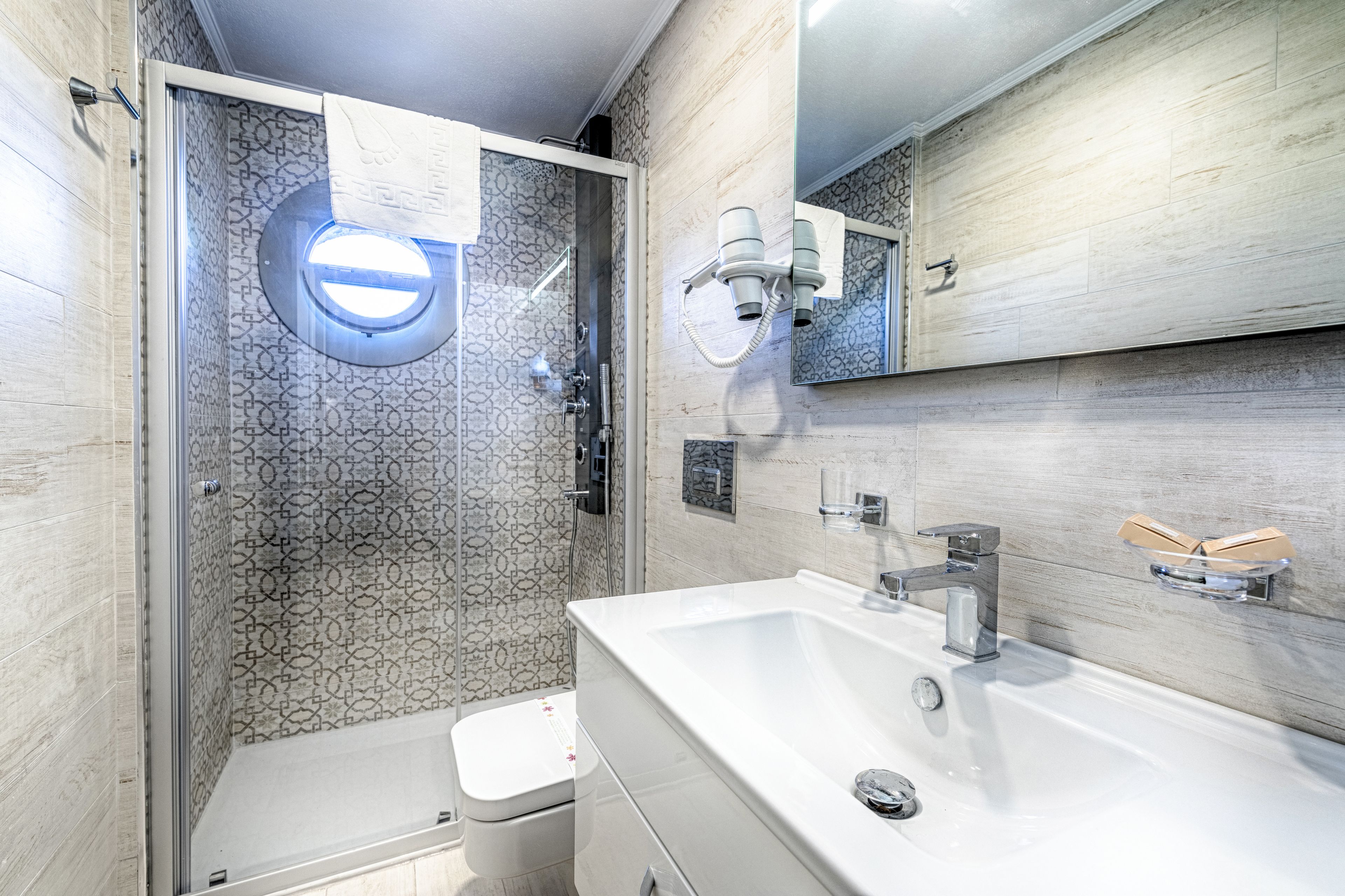 1+1 deluxe suite on the garden floor - 1 queen bed and 2 single beds | bathroom | shower, free toiletries, hair dryer, slippers