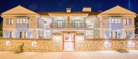 Bagian depan properti - sore/malam