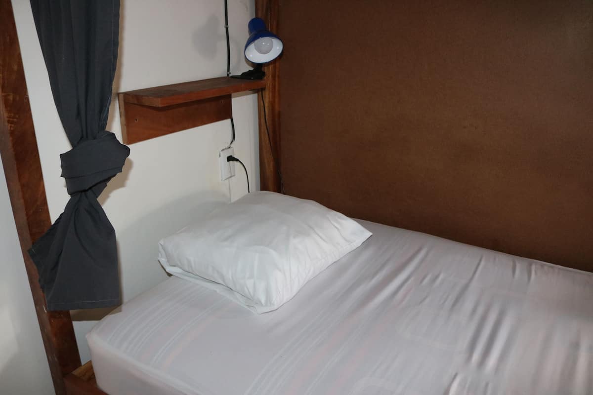 Dormitorio condiviso | Postazione laptop, insonorizzazione, ferro/asse da stiro, Wi-Fi gratuito