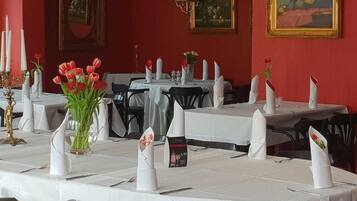 Breakfast, lunch, dinner served; international cuisine