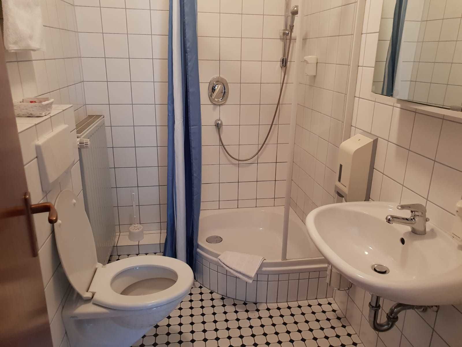 Rainfall showerhead, towels