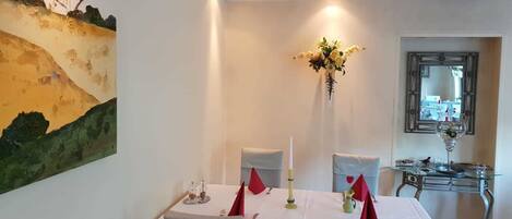 Breakfast, lunch, dinner served; international cuisine