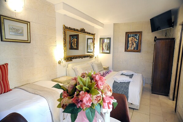 Superior Suite, Multiple Beds, Non Smoking, Ground Floor | Desk, soundproofing, free WiFi, bed sheets - B&B Gianluis (Fasano)