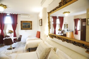 Superior Suite, Multiple Beds, Non Smoking, Ground Floor | Desk, soundproofing, free WiFi, bed sheets - B&B Gianluis (Fasano)