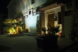 Suite, Multiple Beds, Non Smoking, Ground Floor | Desk, soundproofing, free WiFi, bed sheets - B&B Gianluis (Fasano)