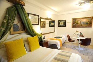 A hotel room with a bed, a desk, a chair, and a dining table. - B&B Gianluis (Fasano)