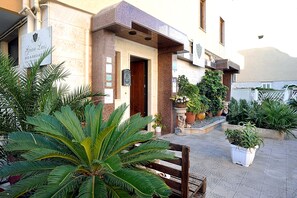 Superior Suite, Multiple Beds, Non Smoking, Ground Floor | Desk, soundproofing, free WiFi, bed sheets - B&B Gianluis (Fasano)