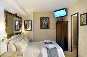 Superior Suite, Multiple Beds, Non Smoking, Ground Floor | Desk, soundproofing, free WiFi, bed sheets - B&B Gianluis (Fasano)