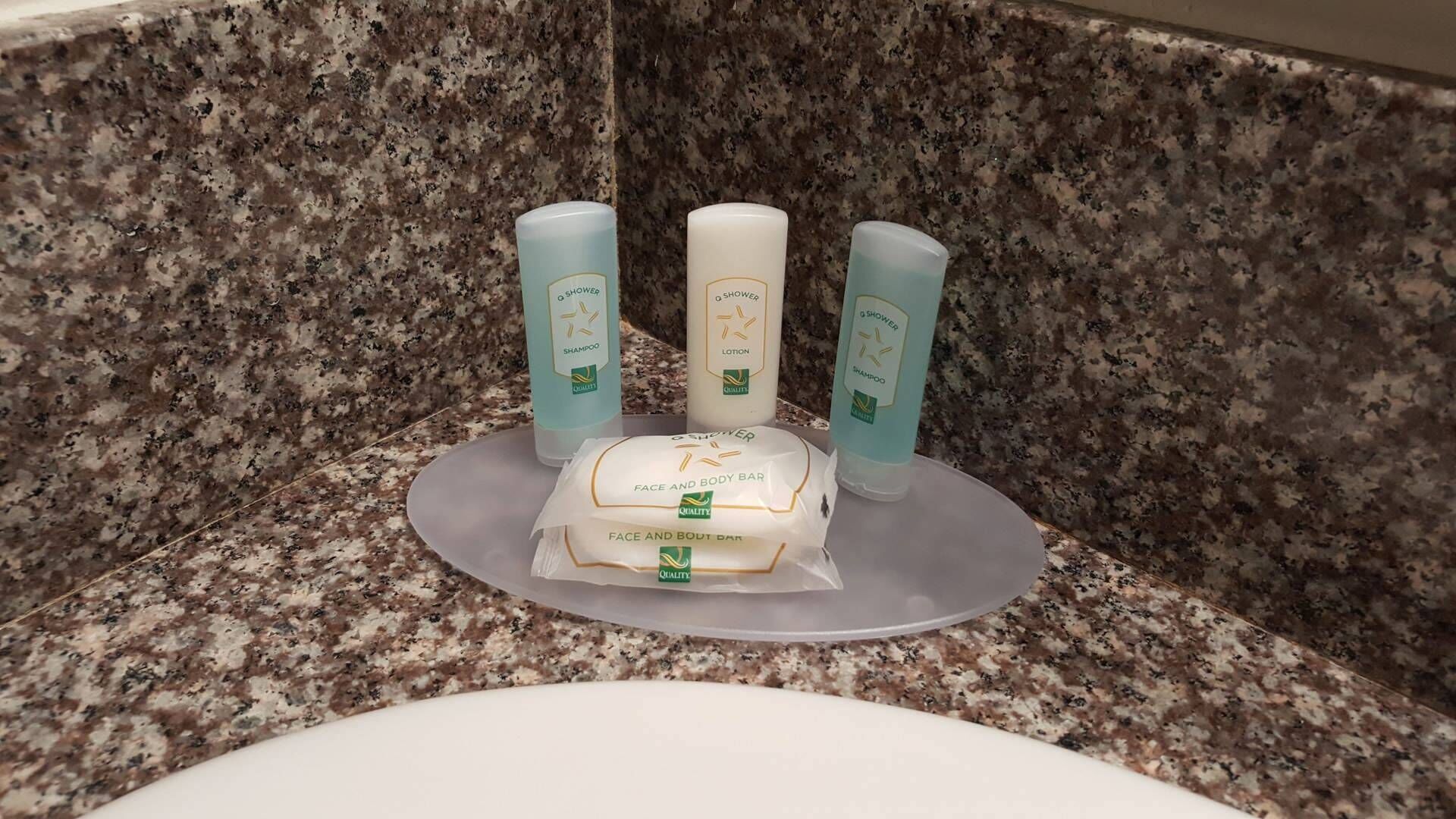Amenidades de baño | Regadera con hidromasaje y amenidades de baño gratuitas 