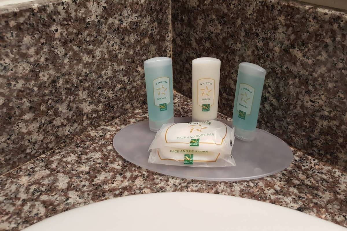 Amenidades de baño | Regadera con hidromasaje y amenidades de baño gratuitas