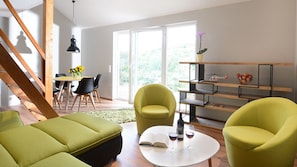 Ferienhaus, Terrasse, Bergblick (Sunshine House) | Wohnzimmer | Flachbildfernseher