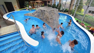 4 piscinas cubiertas, una piscina al aire libre de temporada, sombrillas