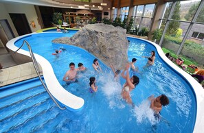 4 piscines couvertes, piscine extérieure (ouverte en saison)