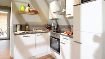 Casa, terrazzo, vista montagna (Sunshine House) | Cucina privata | Frigorifero, microonde, piano cottura, lavastoviglie