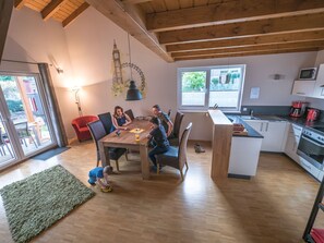 Maison, terrasse, vue montagne (Moonlight) | Cuisine privée | Réfrigérateur, micro-ondes, plaque de cuisson, lave-vaisselle