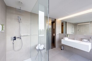 Superior Double Room, 1 Katil Ratu (Queen) | Bar mini, peti besi dalam bilik, meja, langsir/tirai gelap terus 