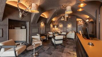 Lunch and dinner served, international cuisine