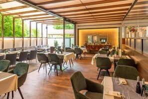 Lunch and dinner served, international cuisine