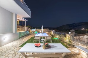 Piscina a l'aire lliure de temporada, para-sols i gandules 