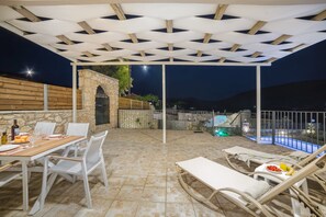 Seasonal outdoor pool, pool umbrellas, sun loungers - Villa Provenza (Zakynthos)