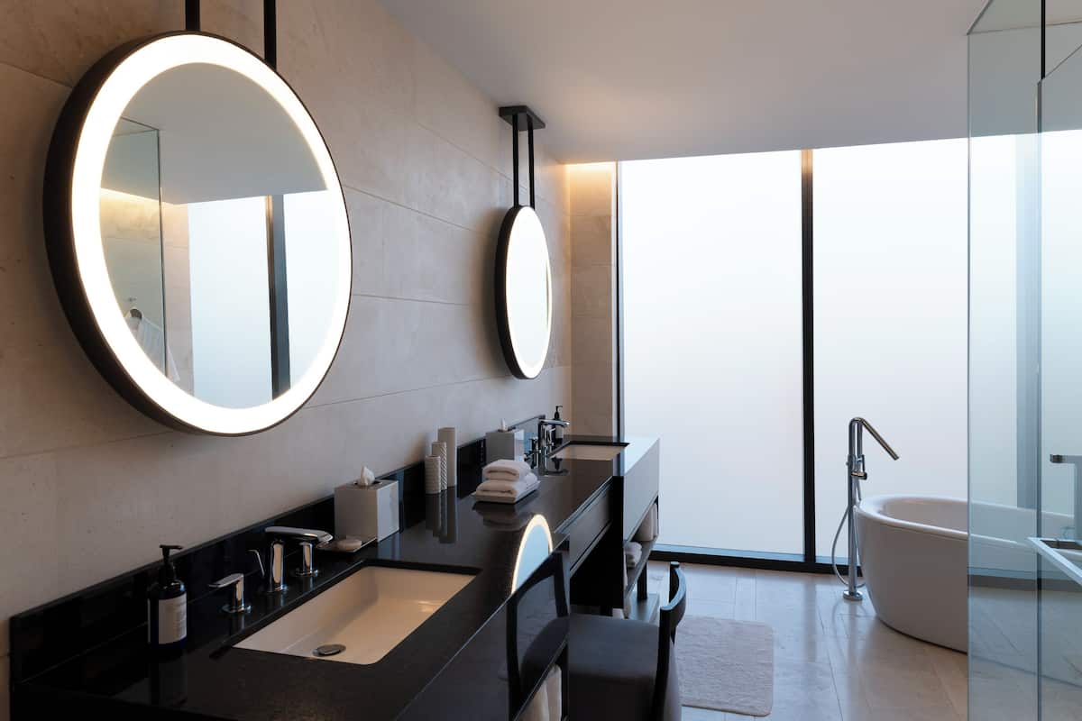 Suite presidencial, 1 habitación | Baño | Regadera, regadera tipo lluvia, amenidades de baño gratuitas