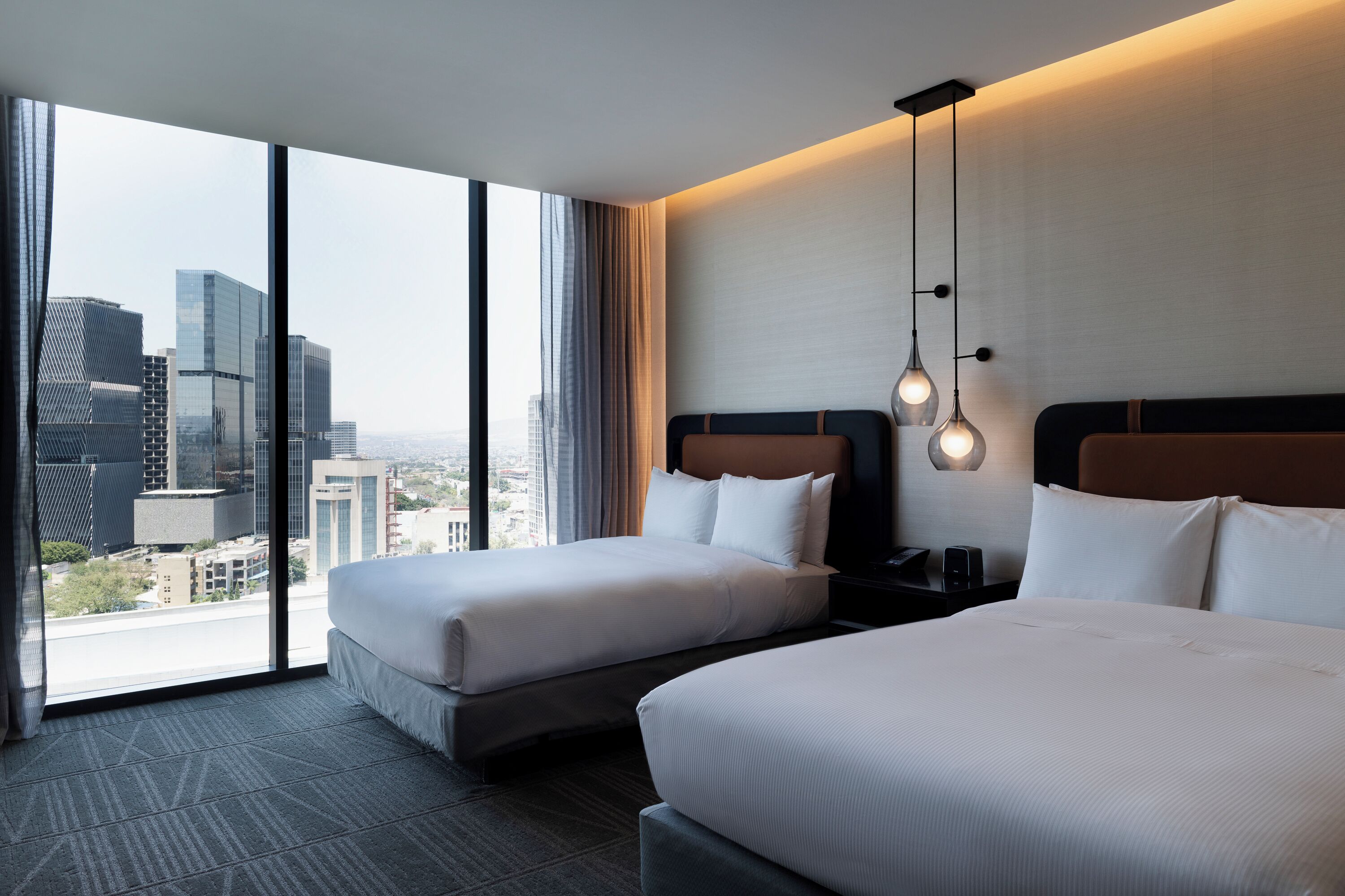 Kamer, 2 queensize bedden, uitzicht op de stad | Hypoallergeen beddengoed, donsdekens, een minibar, een kluis op de kamer