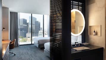 Habitación, 2 camas de matrimonio, vistas a la ciudad | Ropa de cama hipoalergénica, edredones de plumas, minibar y caja fuerte