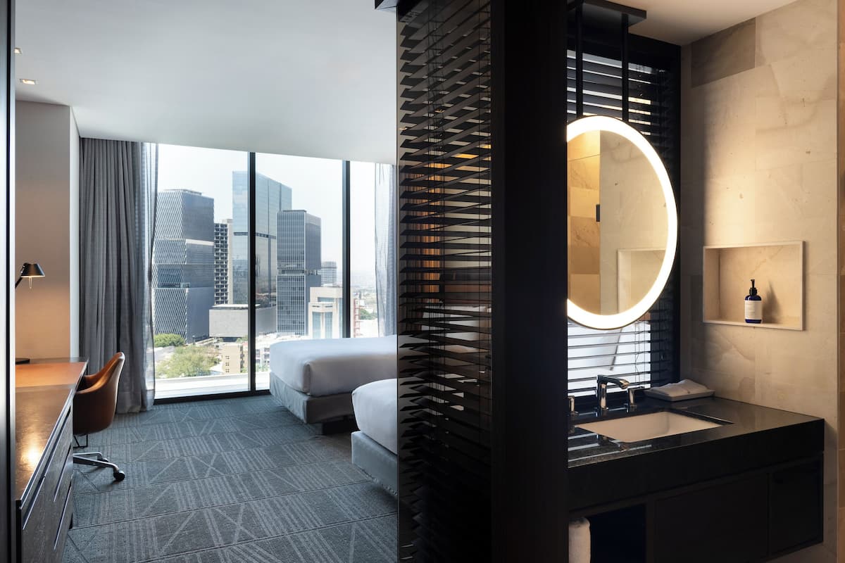 Habitación, 2 camas Queen size, vista a la ciudad | Ropa de cama hipoalergénica, edredón y minibar