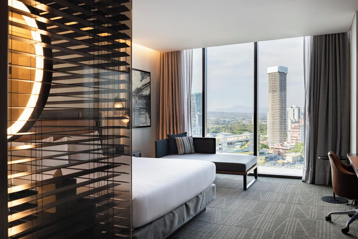 Quarto, 1 cama King, vista para a cidade | Roupas de cama antialérgicas, edredons de pluma, frigobar