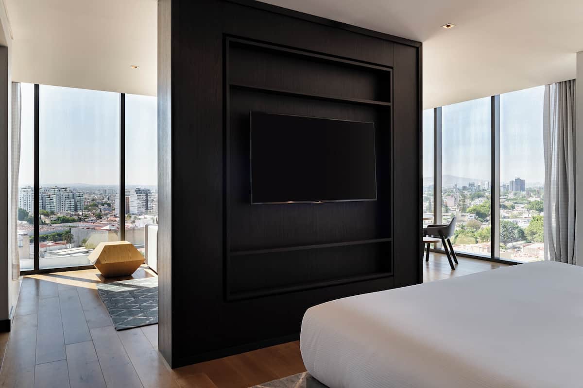 Suite, 1 habitación | Ropa de cama hipoalergénica, edredón y minibar