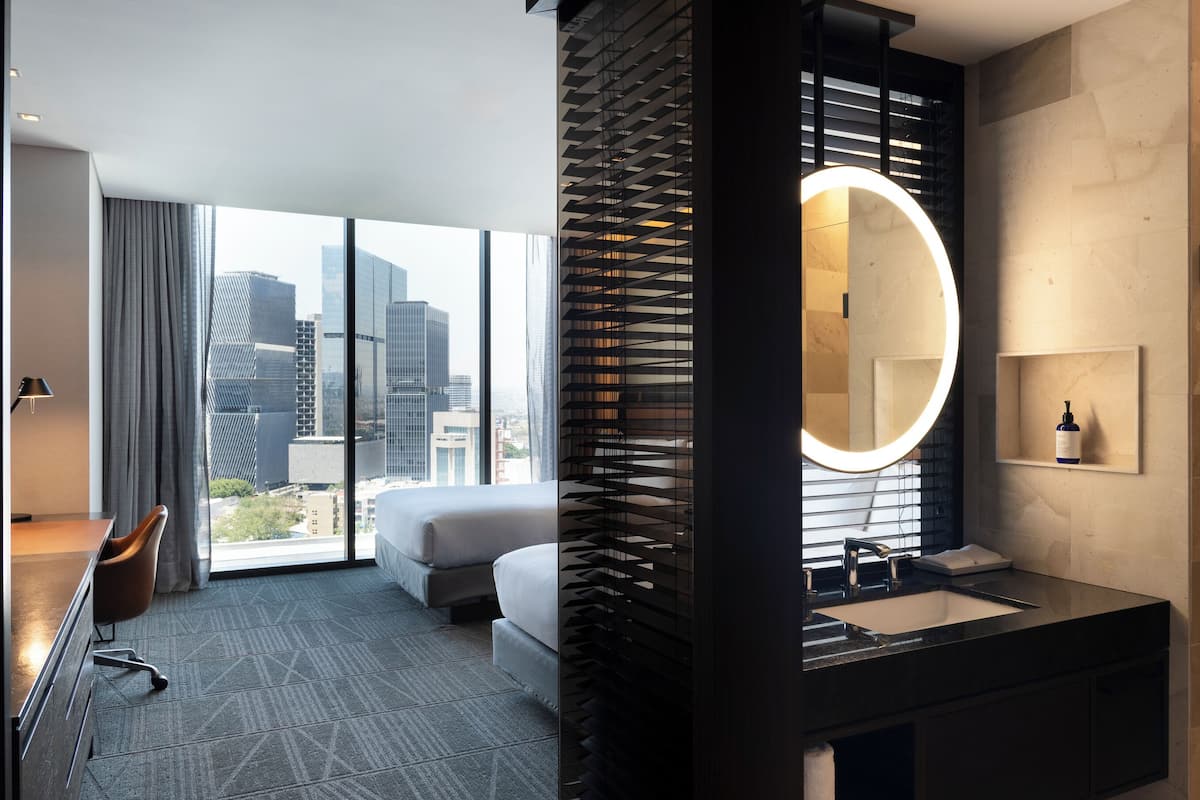 Quarto, 2 camas Queen, vista para a cidade | Roupas de cama antialérgicas, edredons de pluma, frigobar