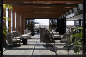 2 barer/lounger och bar vid poolen