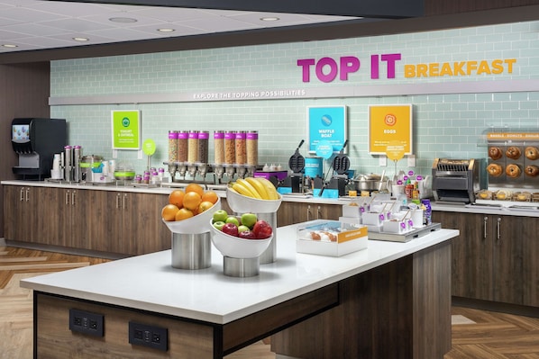 朝食 (コンチネンタル ブレックファスト)、毎日提供 (無料)