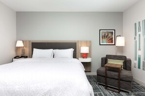 デスク、ノートパソコン用作業スペース、アイロン / アイロン台、ベビーベッド (無料)