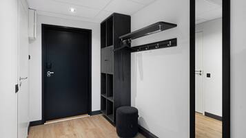 Een minibar, een bureau, een laptopwerkplek, verduisterende gordijnen