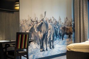 Superior tvÄbÀddsrum | Minibar, skrivbord, arbetsyta för laptop och mörklÀggningsgardiner