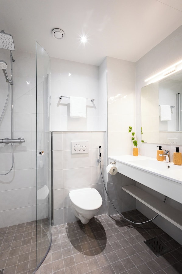 Suihku, sadesuihkupää, hiustenkuivaaja, bidee