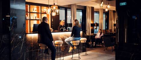 2 restaurants, breakfast served