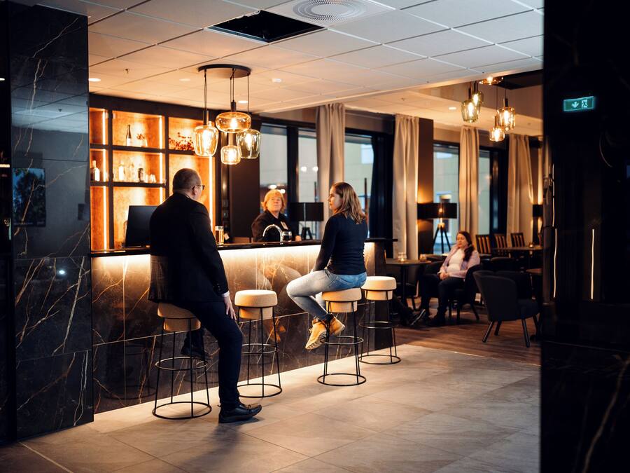 2 restaurants, breakfast served