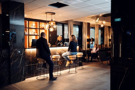 2 restaurantes, se sirve desayuno