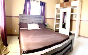 Comfort House, 2 Queen Beds, Non Smoking | 2 bedrooms, iron/ironing board, free WiFi, bed sheets - Shades of Grey (St. John's)