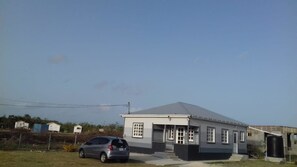 Vista frontal de la propiedad