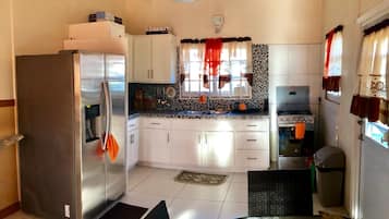 Nhà tiện nghi đơn giản, 2 giường cỡ queen, không hút thuốc | Bếp riêng | Tủ lạnh, lò vi sóng, lò nướng, bếp nấu