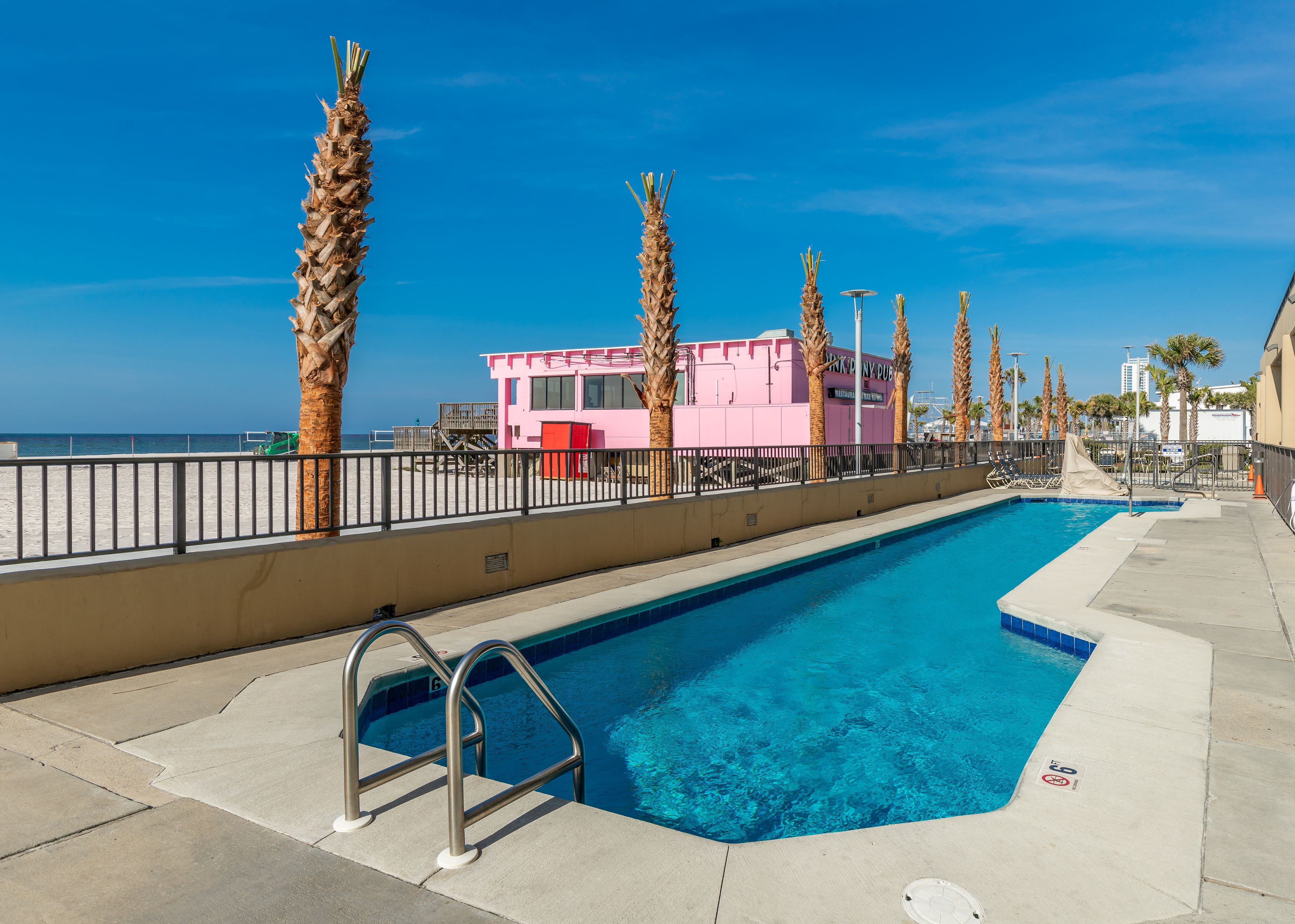 Piscine extérieure, chaises longues