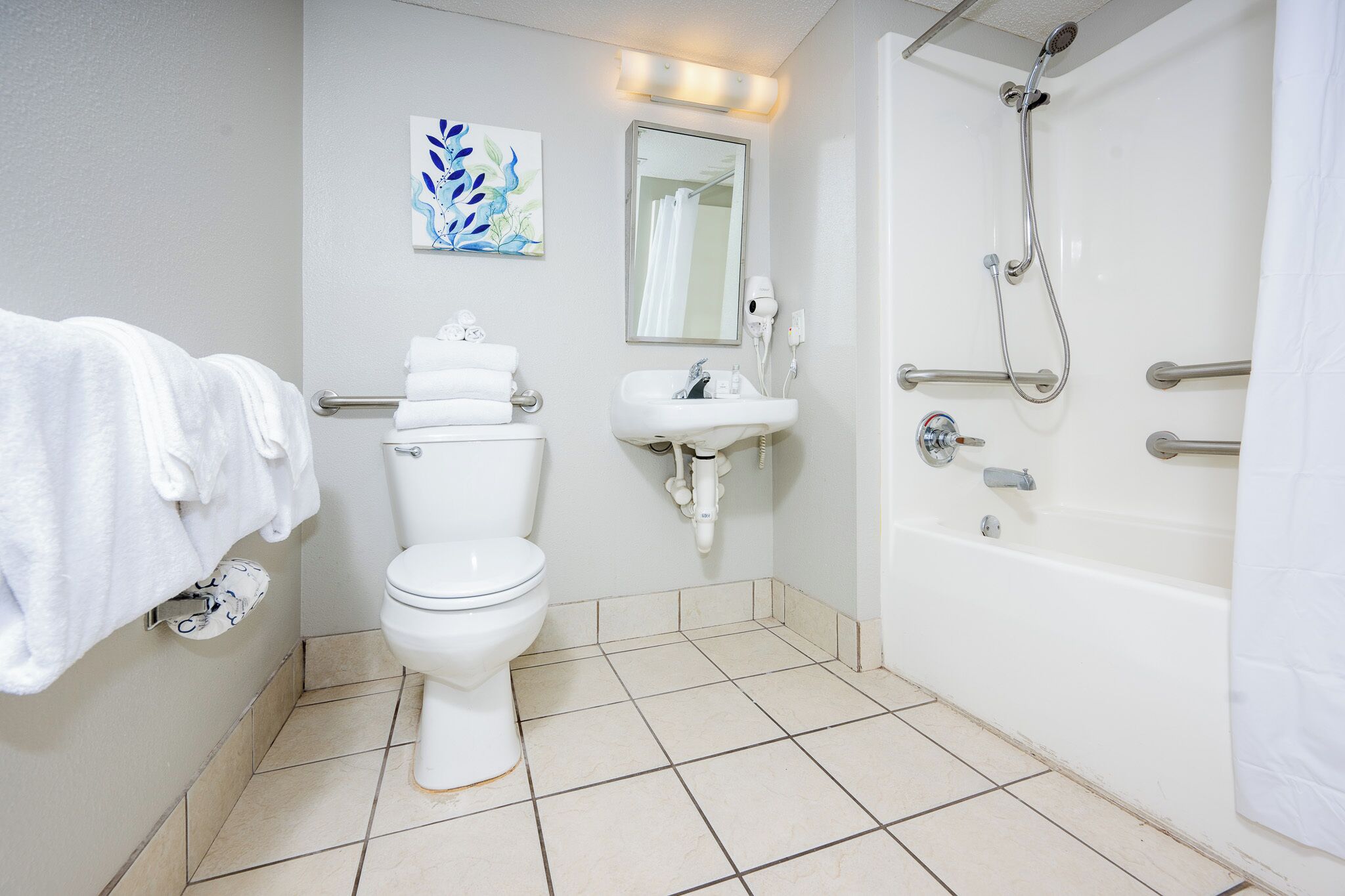 Une salle de bain comprenant des toilettes, un lavabo et une douche.